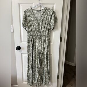 Size 12 Short Sleeve Sage Green Floral Midi Dress
